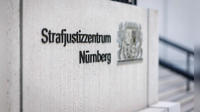 Eine ehemalige Polizeiangestellte soll sich aus der Asservatenkammer bedient haben. (Symbolbild) (Foto: Daniel Karmann/dpa)