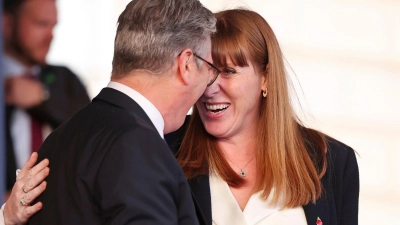 Einst demonstrierten der britische Premier Keir Starmer (links) und Angela Rayner (rechts) demonstrativ Geschlossenheit.  (Foto: Chris Jackson/Getty Pool/AP/dpa)