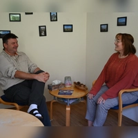 Matthias Wedel und Lena Kruse arbeiten beim Sozialpsychiatrischen Dienst der Diakonie in Ansbach und organisieren die Mottowoche rund um den Tag der seelischen Gesundheit 2026. (Foto: Anna Beigel)