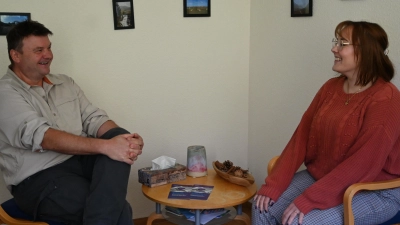 Matthias Wedel und Lena Kruse arbeiten beim Sozialpsychiatrischen Dienst der Diakonie in Ansbach und organisieren die Mottowoche rund um den Tag der seelischen Gesundheit 2026. (Foto: Anna Beigel)