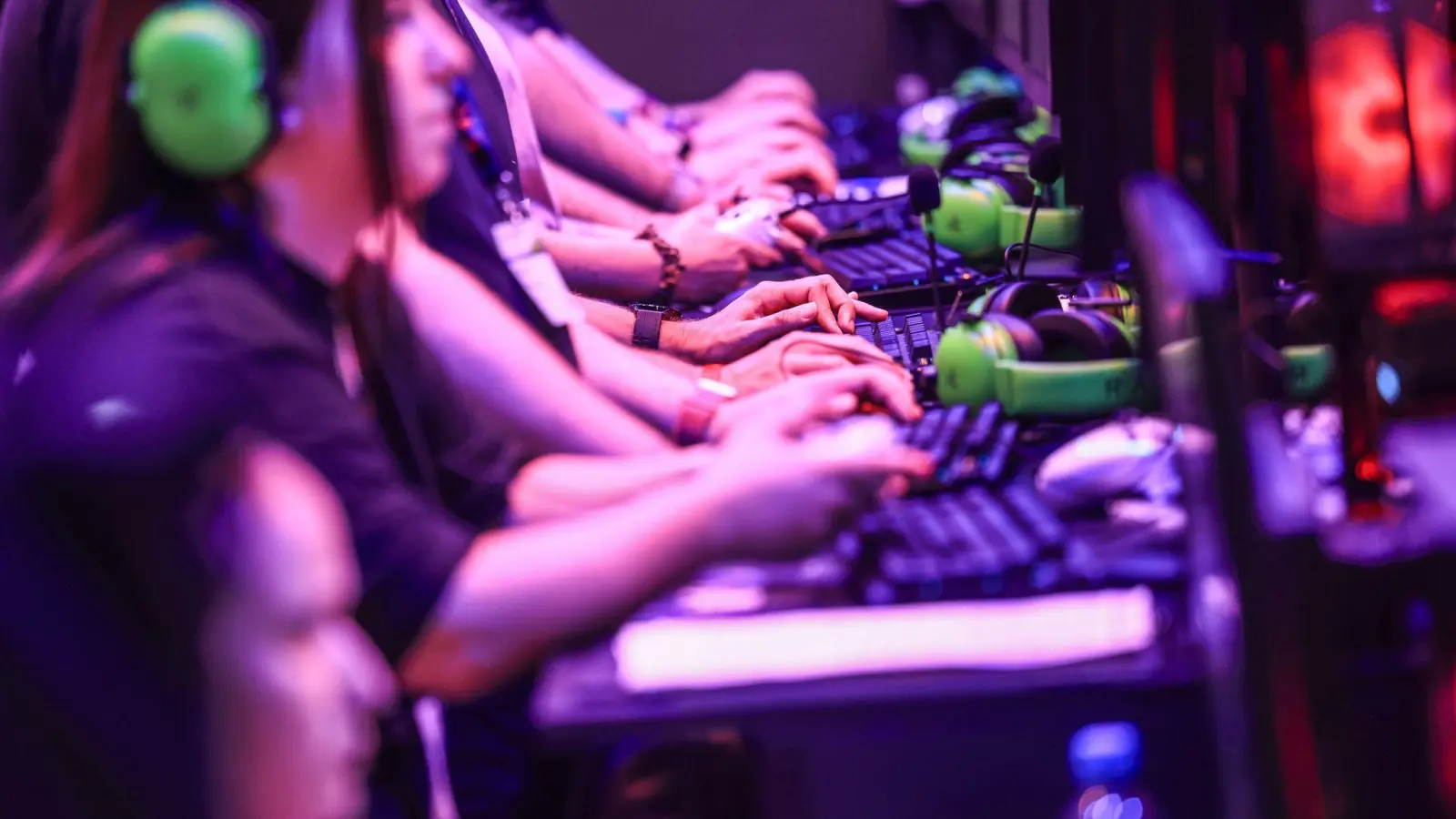 Auch dieses Jahr wird bei der Gamescom wieder großer Andrang an den Gaming-Computern erwartet. (Archivbild) (Foto: Oliver Berg/dpa)