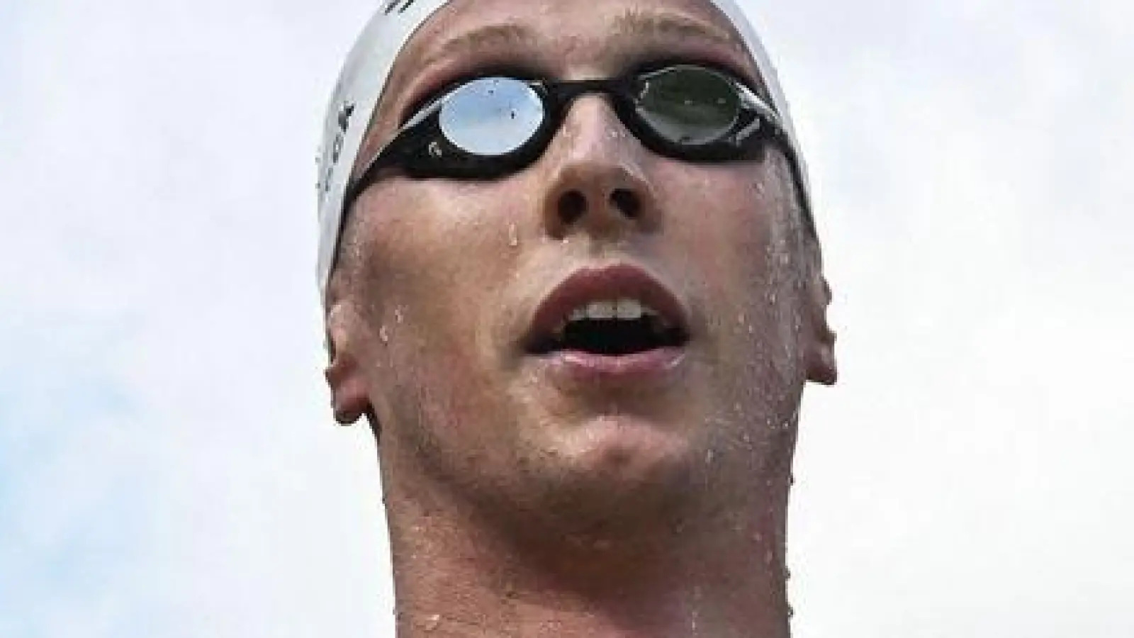 Florian Wellbrock feiert seinen zweiten EM-Titel im Freiwasserschwimmen. (Foto: Julien De Rosa/AFP/dpa)