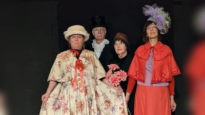Der Seniorenclub Rostfrei des Landestheaters Dinkelsbühl probt derzeit das Stück „Die deutschen Kleinstädter”. Premiere ist am 28. Februar. (Foto: Landestheater/Margarit Ziellenbach)