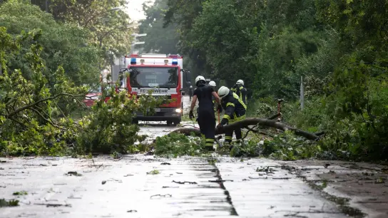 Einsatz der Kölner Feuerwehr nach dem Unwetter. (Foto: Thomas Banneyer/dpa)
