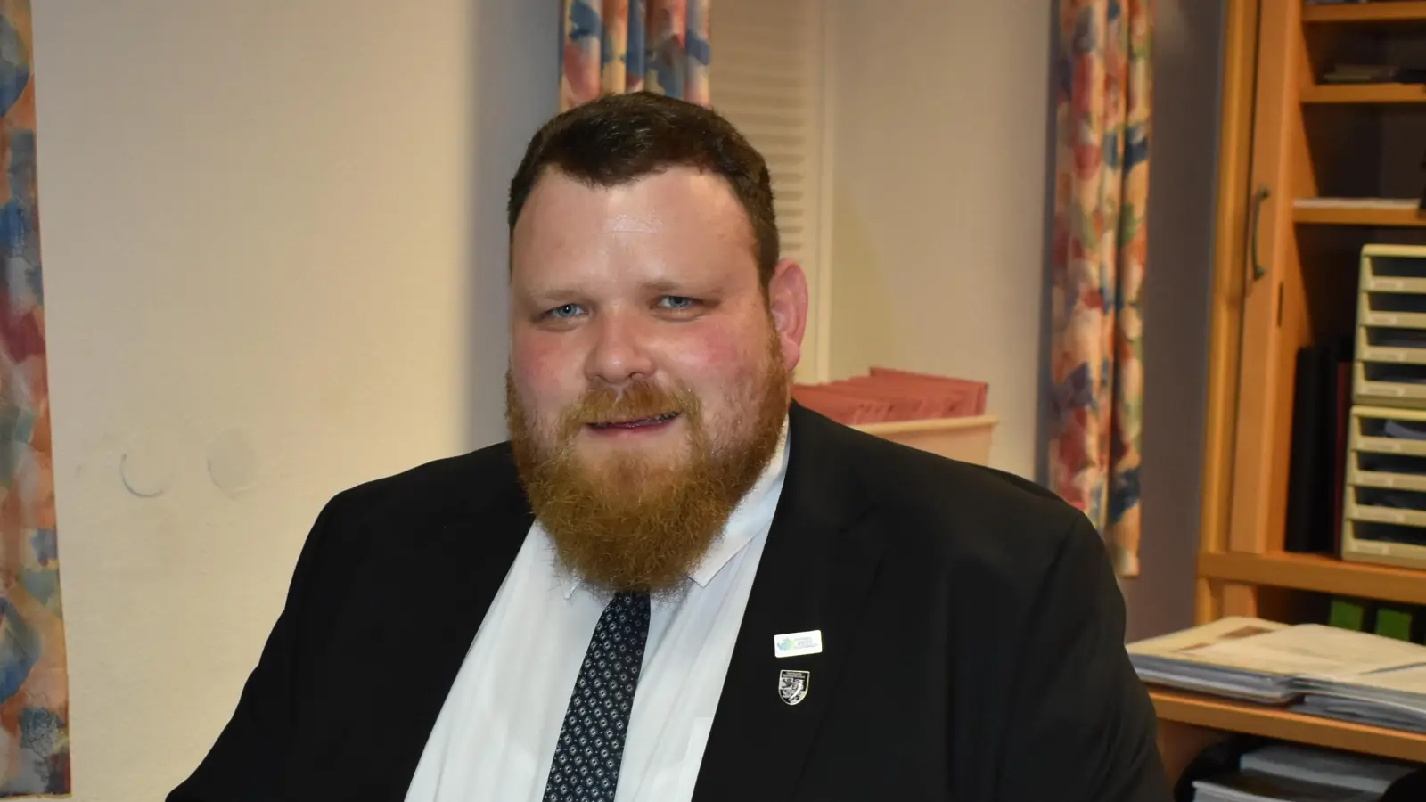 Florian Hirsch wurde als Bürgermeister bestätigt. Allerdings übt er das Amt künftig nicht mehr neben-, sondern hauptberuflich aus. (Foto: Ute Niephaus)