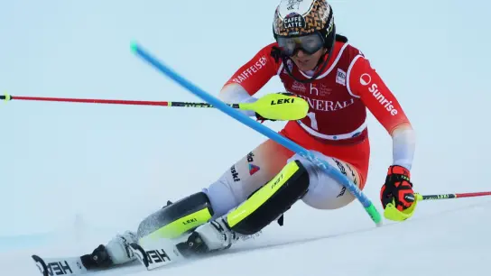 Wendy Holdener aus der Schweiz gewann den ersten Weltcup ihrer Alpin-Karriere - aber nicht alleine. (Foto: Alessandro Trovati/AP/dpa)