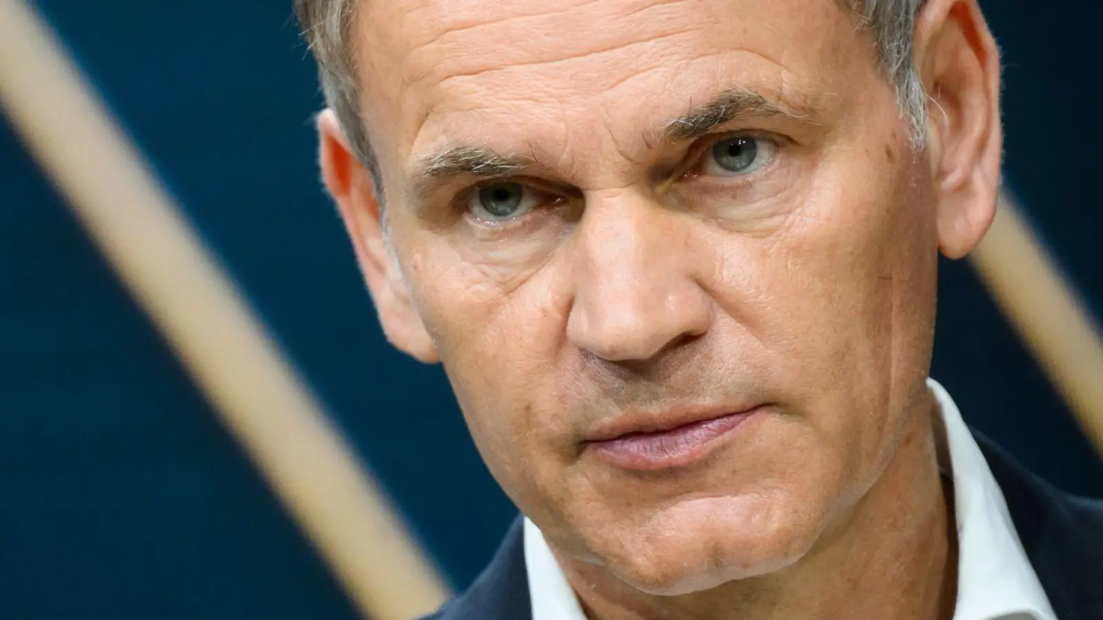 Steht an der Spitze zweier Dax-Konzerne: Porsche- und VW-Chef Oliver Blume. (Archivbild) (Foto: Julian Stratenschulte/dpa)