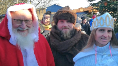 Haben sich bereits für einen Besuch des Schnelldorfer Weihnachtsmarktes angemeldet: Nikolaus, Pelzmärtel und Christkind.  (Foto: Friedrich Strohmeier)