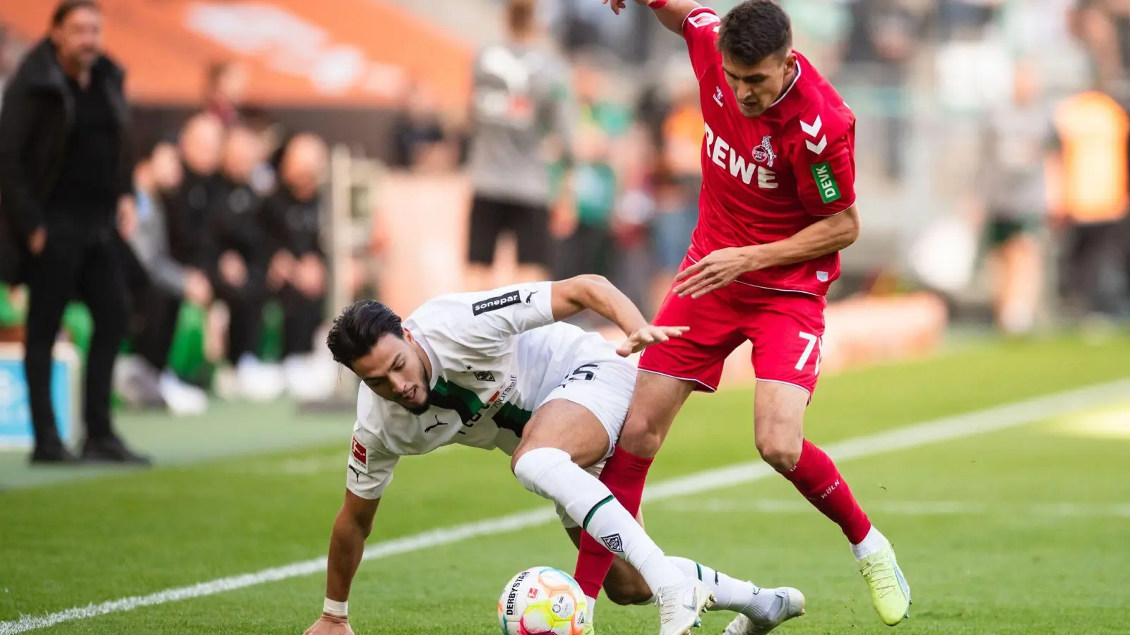 Kölns Dejan Ljubicic (r) hat sich im Derby gegen Gladbach schwer am Knie verletzt. (Foto: Marius Becker/dpa)