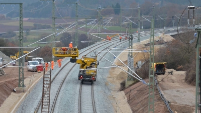 Bei den Bauarbeiten auf der Strecke Nürnberg-Würzburg (hier bei Emskirchen) erneuert die DB Teile der Streckeninfrastruktur. (Archivbild: Johannes Hirschlach)