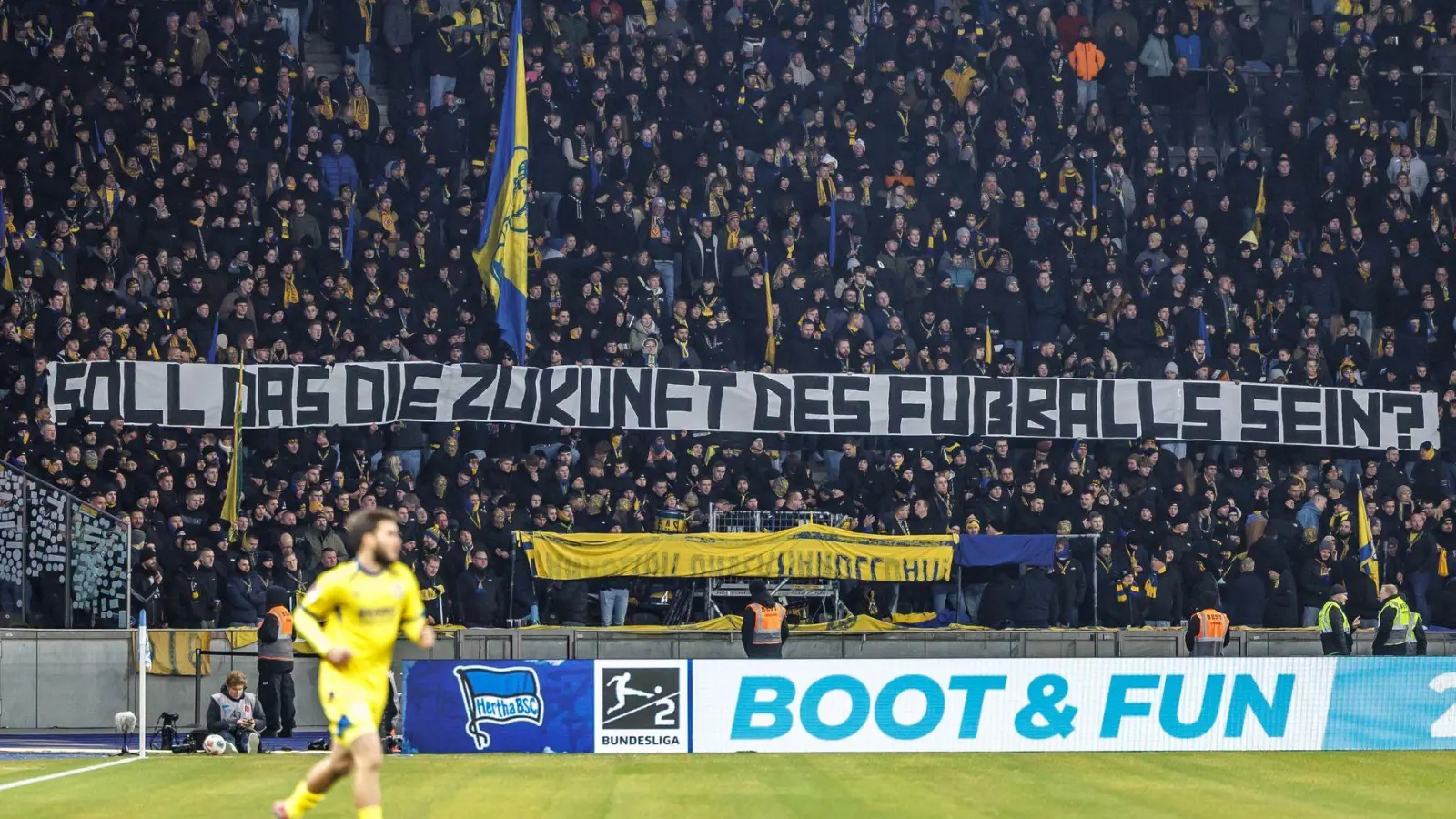 Fans von Eintracht Braunschweig haben protestiert. (Foto: Andreas Gora/dpa)