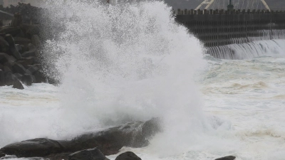 An den Küsten in Taiwan und China wurden hohe Wellen wegen des Taifung gemessen.  (Foto: Chiang Ying-ying/AP/dpa)