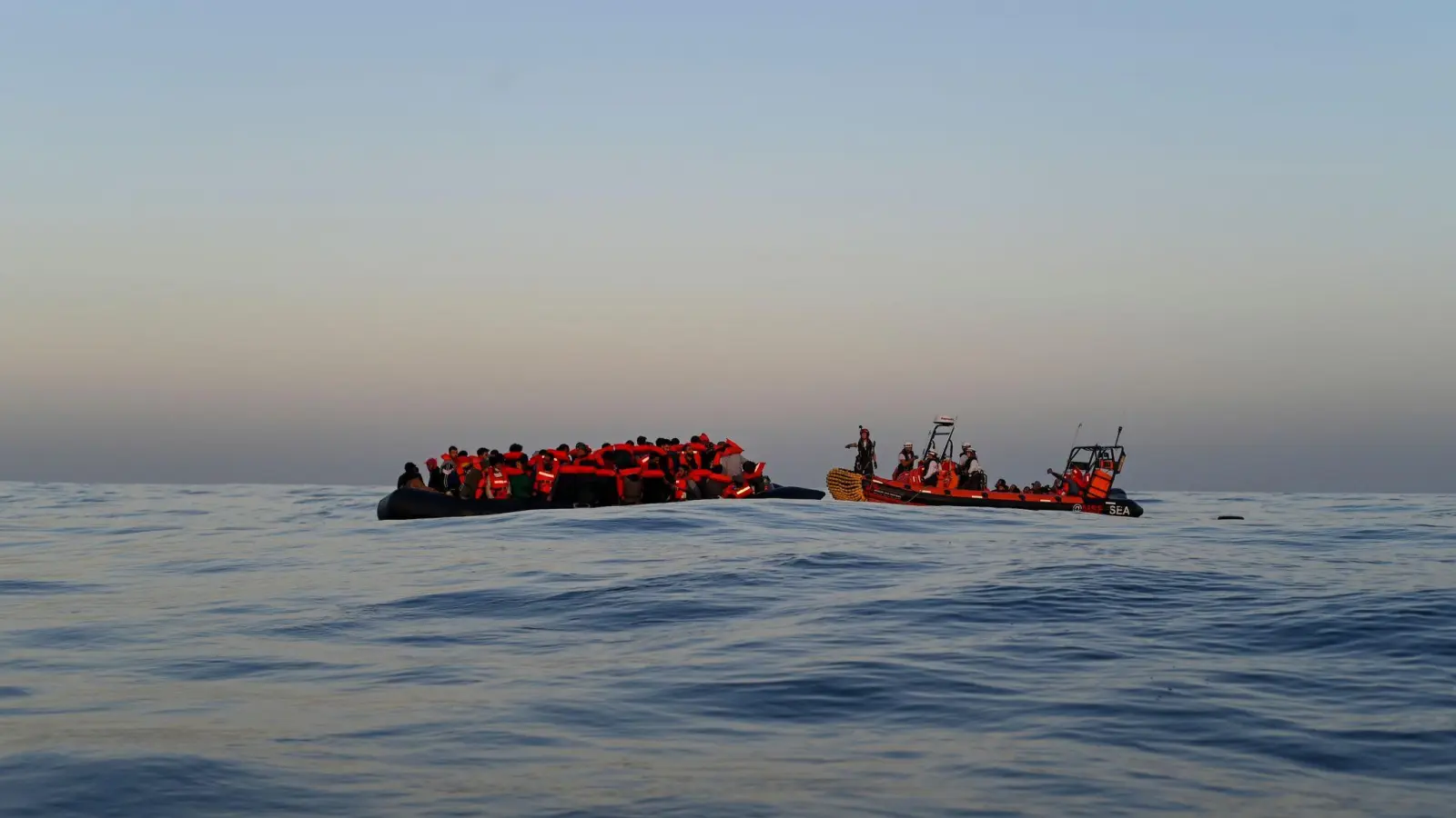Ein Rettungsteam der humanitären Organisation Ärzte ohne Grenzen nähert sich einem Schlauchboot mit Migranten an Bord (Archivbild). (Foto: Candida Lobes/MSF/AP/dpa)