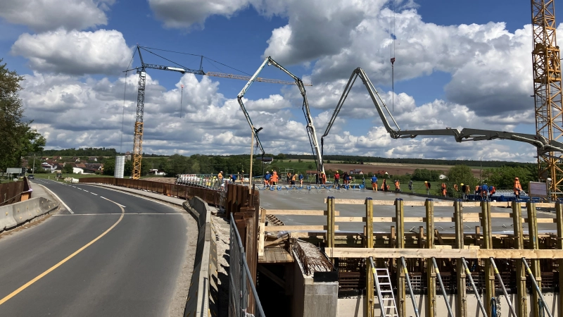 Ein wahres Betonarm-Ballett tanzte am Dienstag auf der neuen Aischbrücke bei Gutenstetten. Links ist das Bestandexemplar zu sehen, das 2027 abgerissen wird. (Foto: Staatliches Bauamt Ansbach)