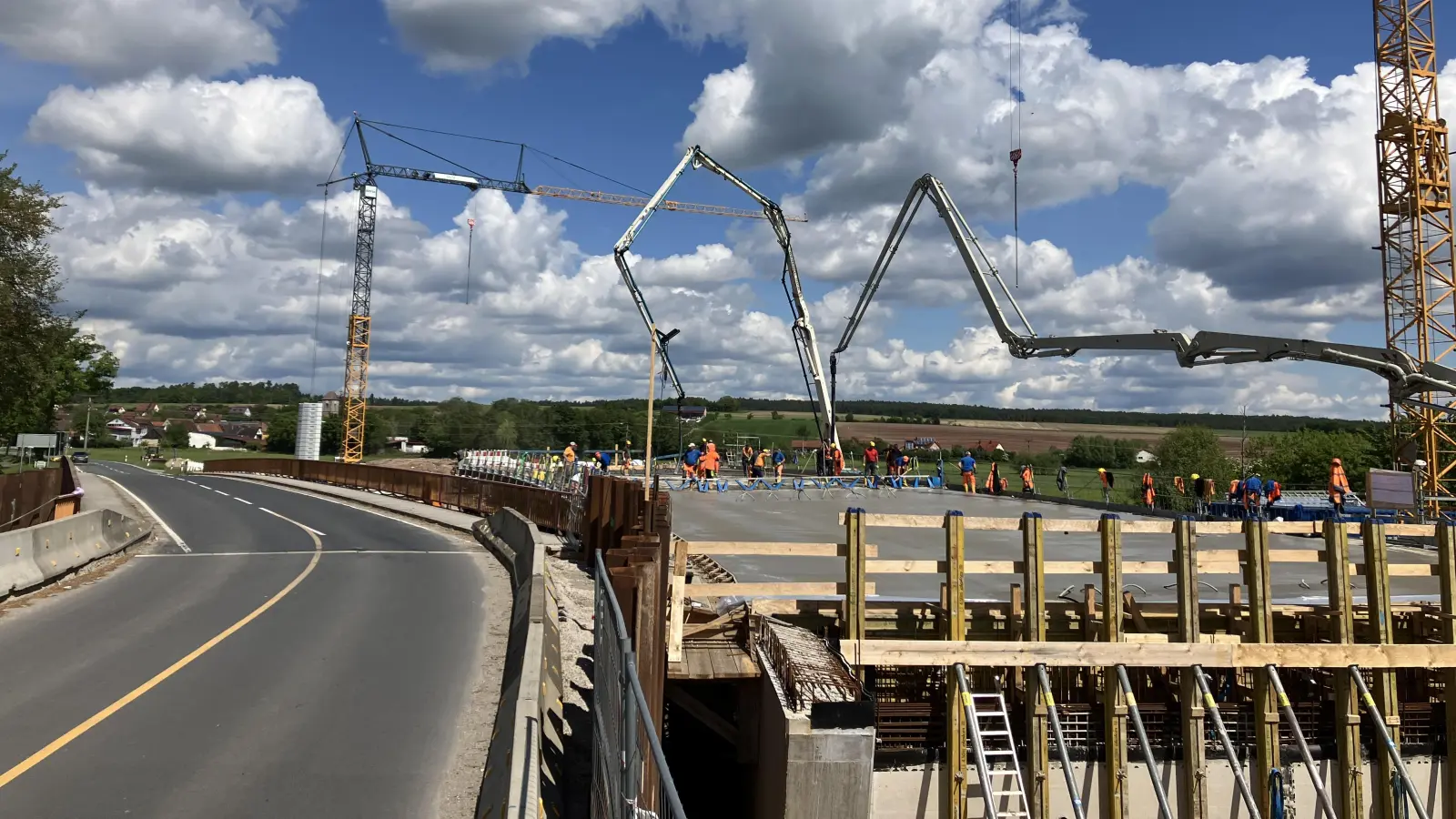 Ein wahres Betonarm-Ballett tanzte am Dienstag auf der neuen Aischbrücke bei Gutenstetten. Links ist das Bestandexemplar zu sehen, das 2027 abgerissen wird. (Foto: Staatliches Bauamt Ansbach)