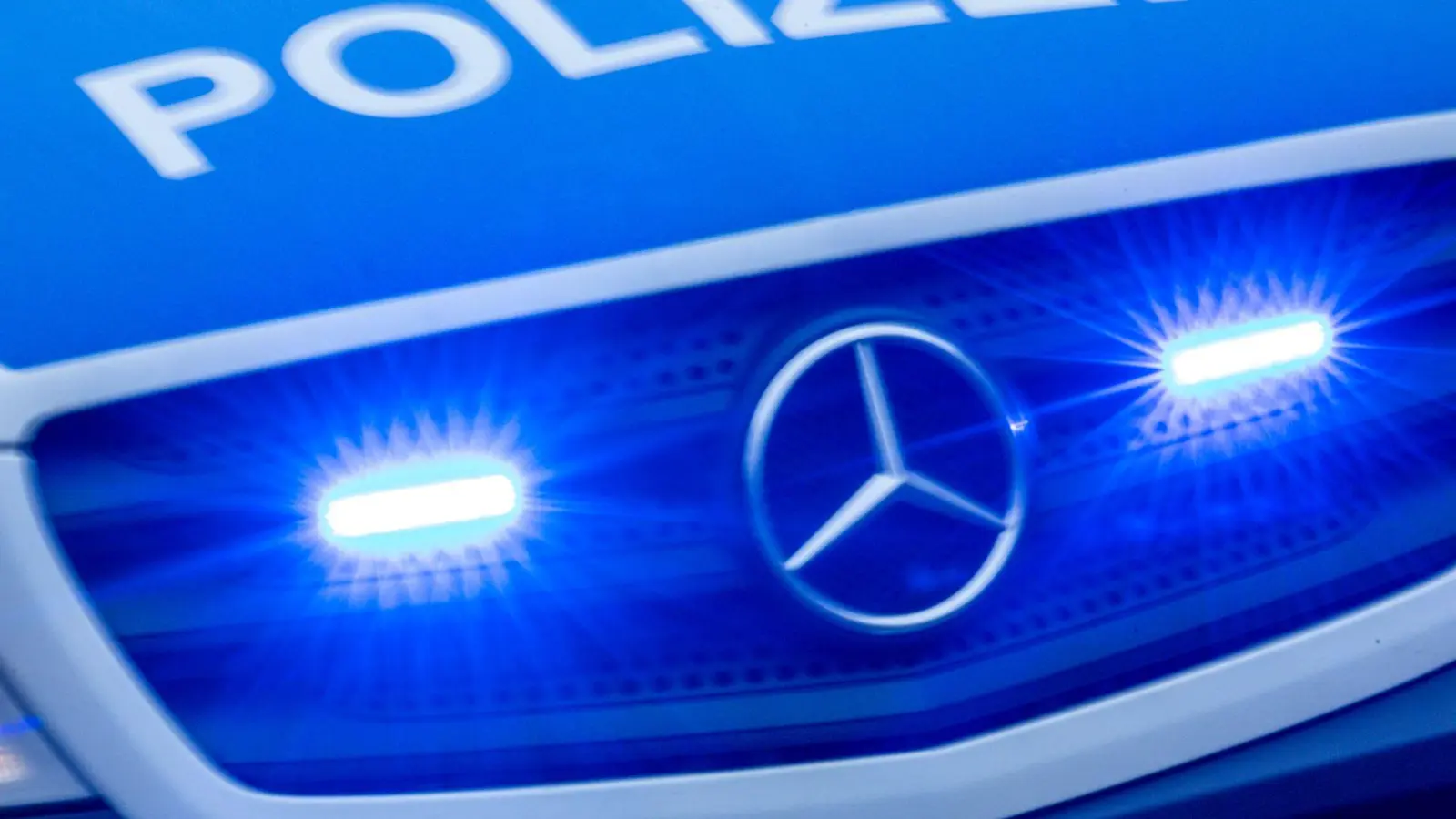 Das Auto kam von der Fahrbahn ab und überschlug sich mehrfach. (Symbolbild) (Foto: Jens Büttner/dpa)