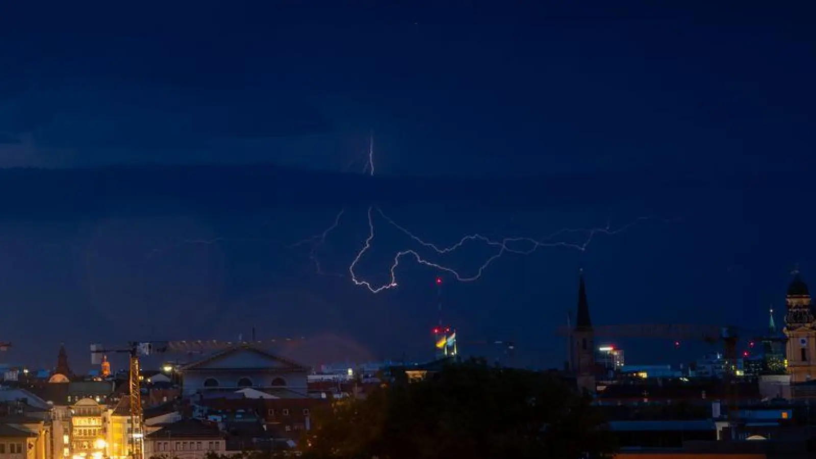 Die nächtlichen Gewitter sorgten für einige Einsätze in Bayern. (Foto: Peter Kneffel/dpa)