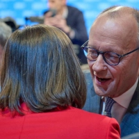 Friedrich Merz begrüßt Ilse Aigner. (Foto: Peter Kneffel/dpa)