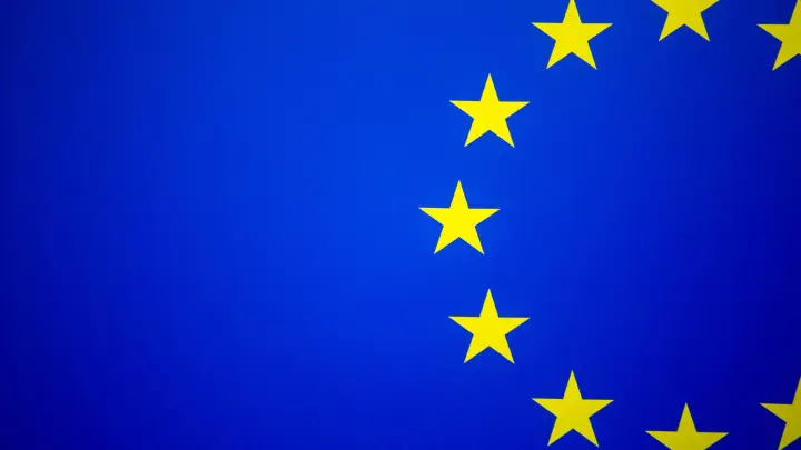Einige Sterne der Europäischen Flagge auf einer Flagge der Europäischen Union. (Foto: Philipp von Ditfurth/dpa/Symbolbild)