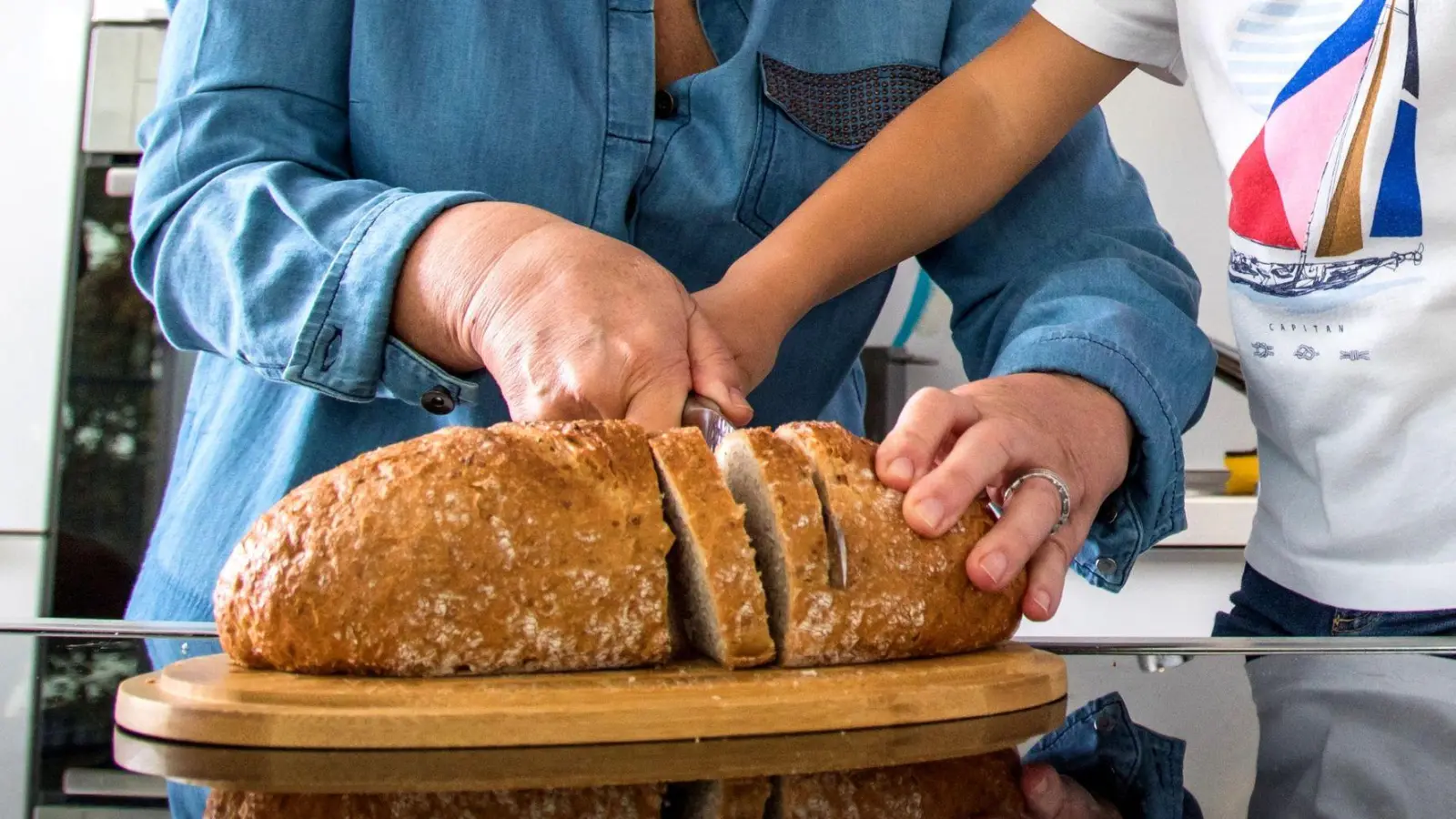 Täglich frisches Brot für die ganze Familie wird mit einem Brotbackautomaten zum Kinderspiel. (Foto: Christin Klose/dpa-tmn)