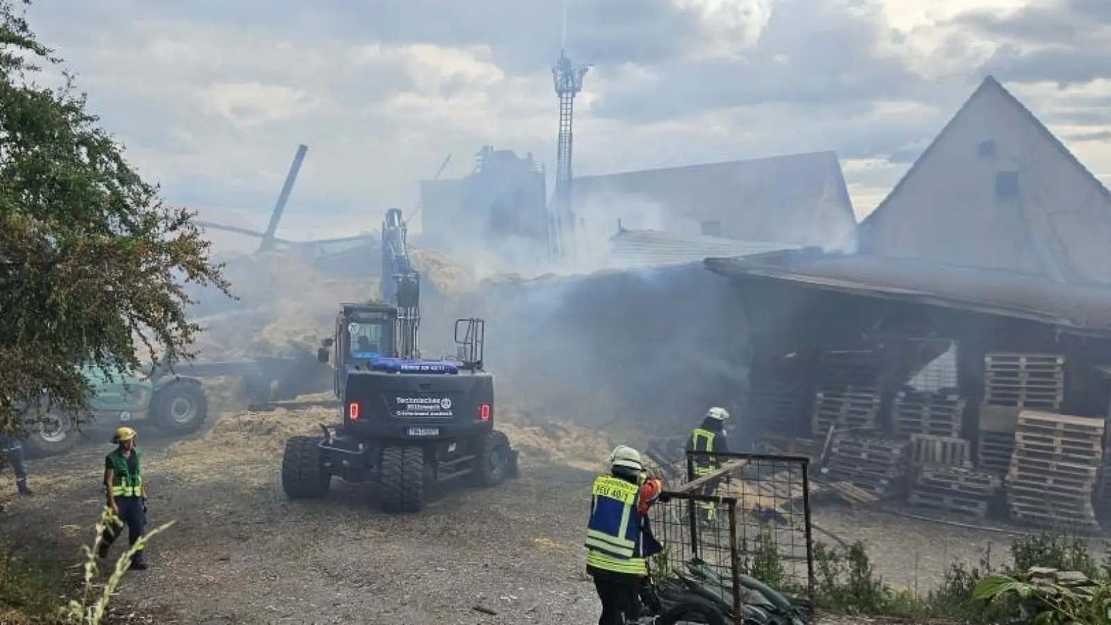 Im Feuchtwanger Ortsteil Volkertsweiler ist eine Scheune in Brand geraten. Zahlreiche Feuerwehren waren bei den Löscharbeiten dabei, (Foto: Wolfgang Grebenhof)