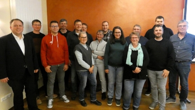 Nach der Nominierung: Bürgermeisterkandidat Hartmut Buckel (links) und 14 der 16 Kandidierenden für die Kommunalwahl (Armin Lang und Erich Meth warren bei der Veranstaltung nicht anwesend). (Foto: Karl-Heinz Gisbertz)