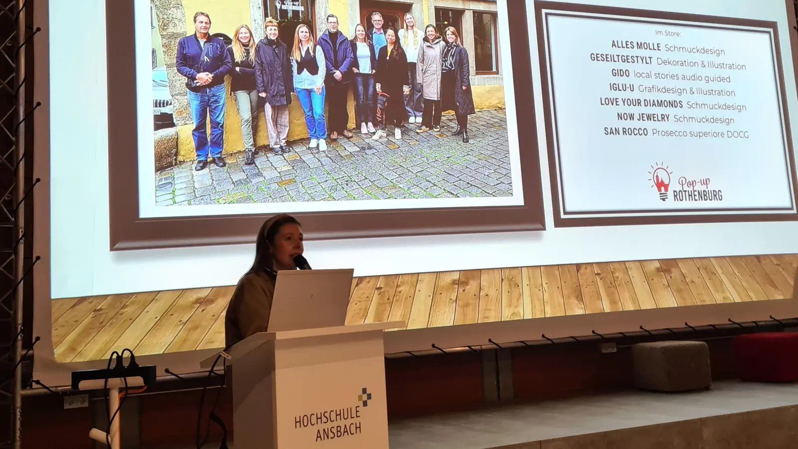 Brigitte Orf vom Stadtmarketing gab einen Überblick darüber, was sich in Zusammenarbeit mit der Stadt und dem Campus Neues getan hat, und sprach unter anderem über das Pop-Up-Store-Konzept. Die Beteiligten sind in der Präsentation zu sehen. (Foto: Margit Schwandt)