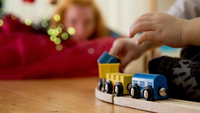 Auch wenn Papa sich von Mama getrennt hat: Finanziell bleiben Ex-Partner miteinander verbunden. Denn es besteht eine Unterhaltspflicht fürs Kind.  (Foto: Christin Klose/dpa-tmn)