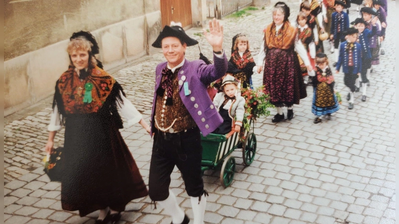 Die Trachten des Geselligkeitsvereins Frohsinn mit der Trachtengruppe Bad Windsheim sind farbenfroh. (Repro: Archiv Verein Frohsinn)