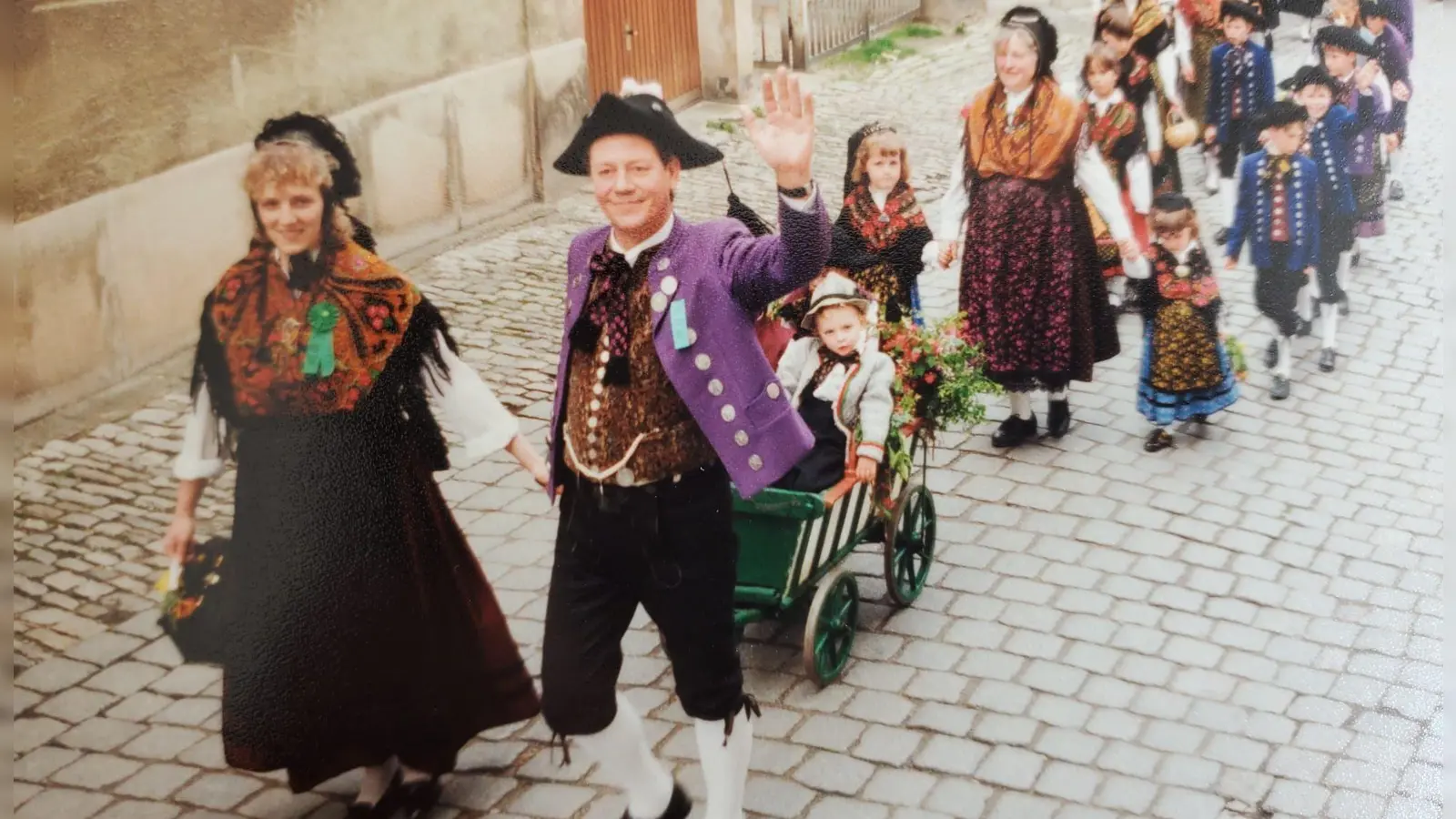 Die Trachten des Geselligkeitsvereins Frohsinn mit der Trachtengruppe Bad Windsheim sind farbenfroh. (Repro: Archiv Verein Frohsinn)