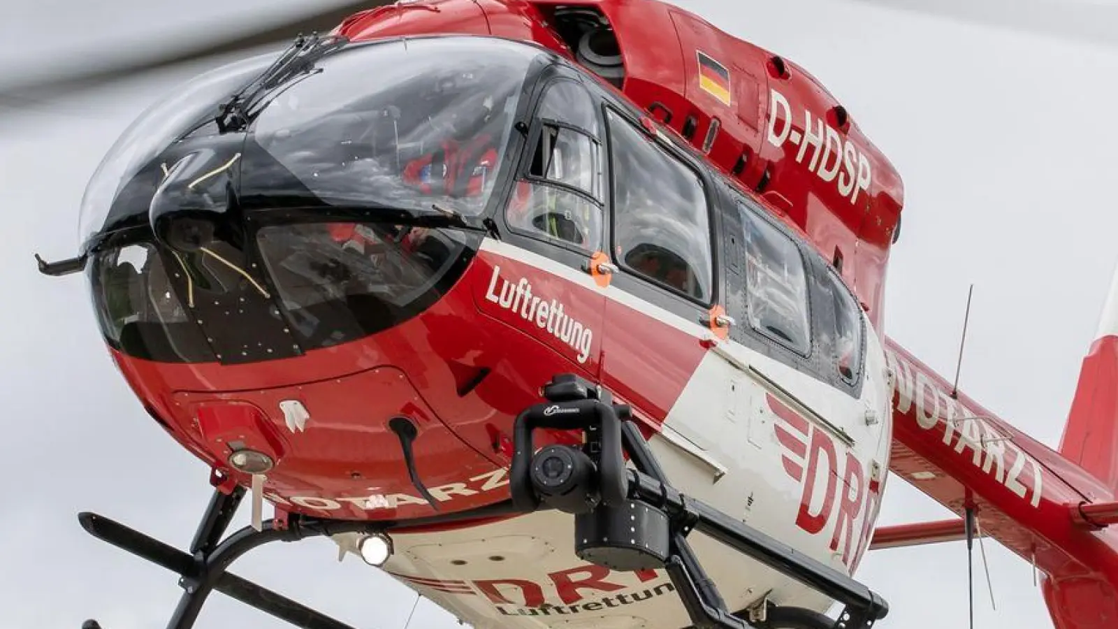 Auch ein Rettungshubschrauber war im Einsatz. (Symbolbild) (Foto: Daniel Karmann/dpa)