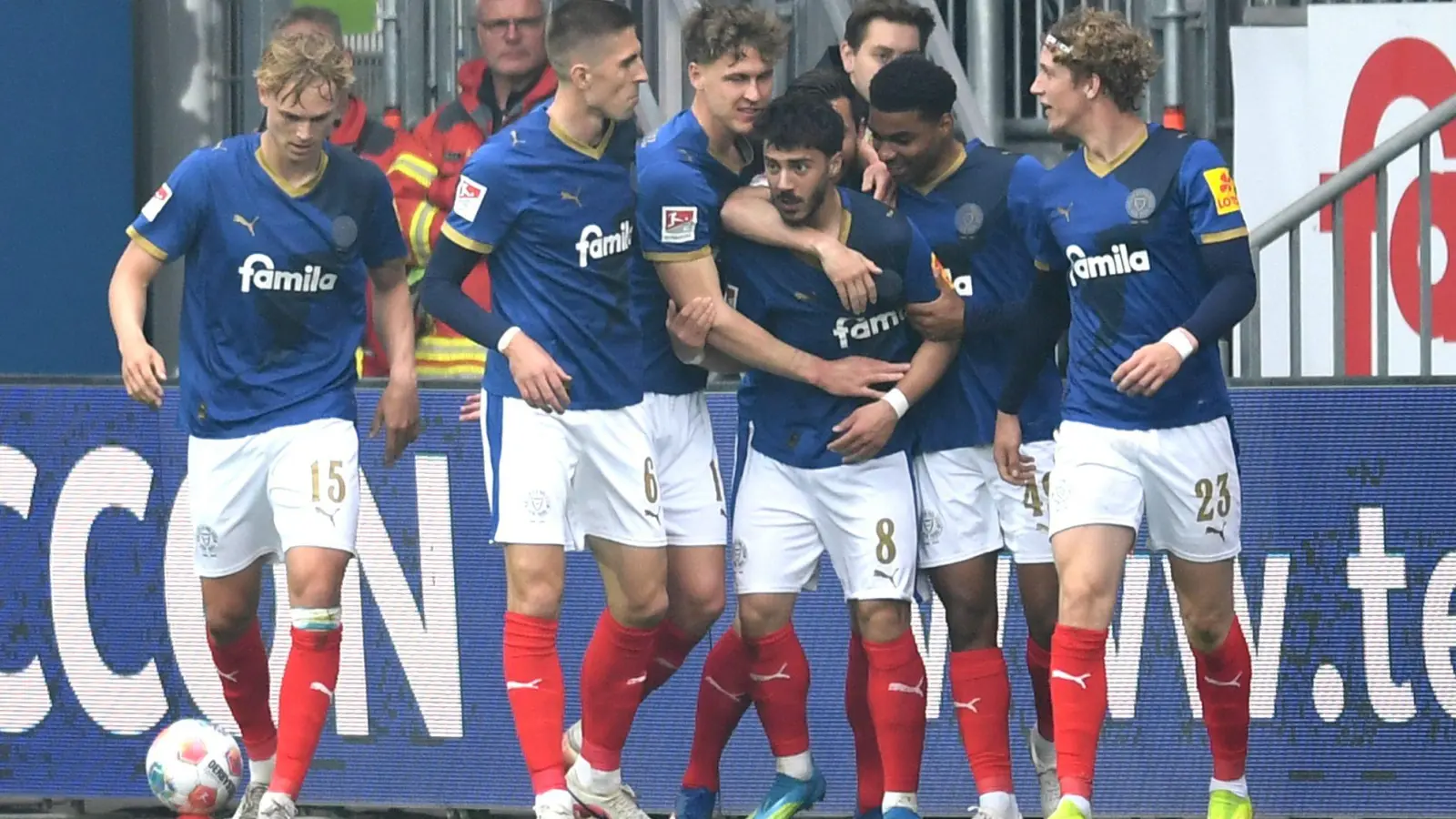 Kieler Jubel gegen Kaiserslautern. (Foto: Daniel Bockwoldt/dpa)