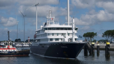 Das Kreuzfahrtschiff „Hondius“ ist zurück in den Niederlanden - die Besatzung muss in Quarantäne. (Foto: Patrick Post/AP/dpa)