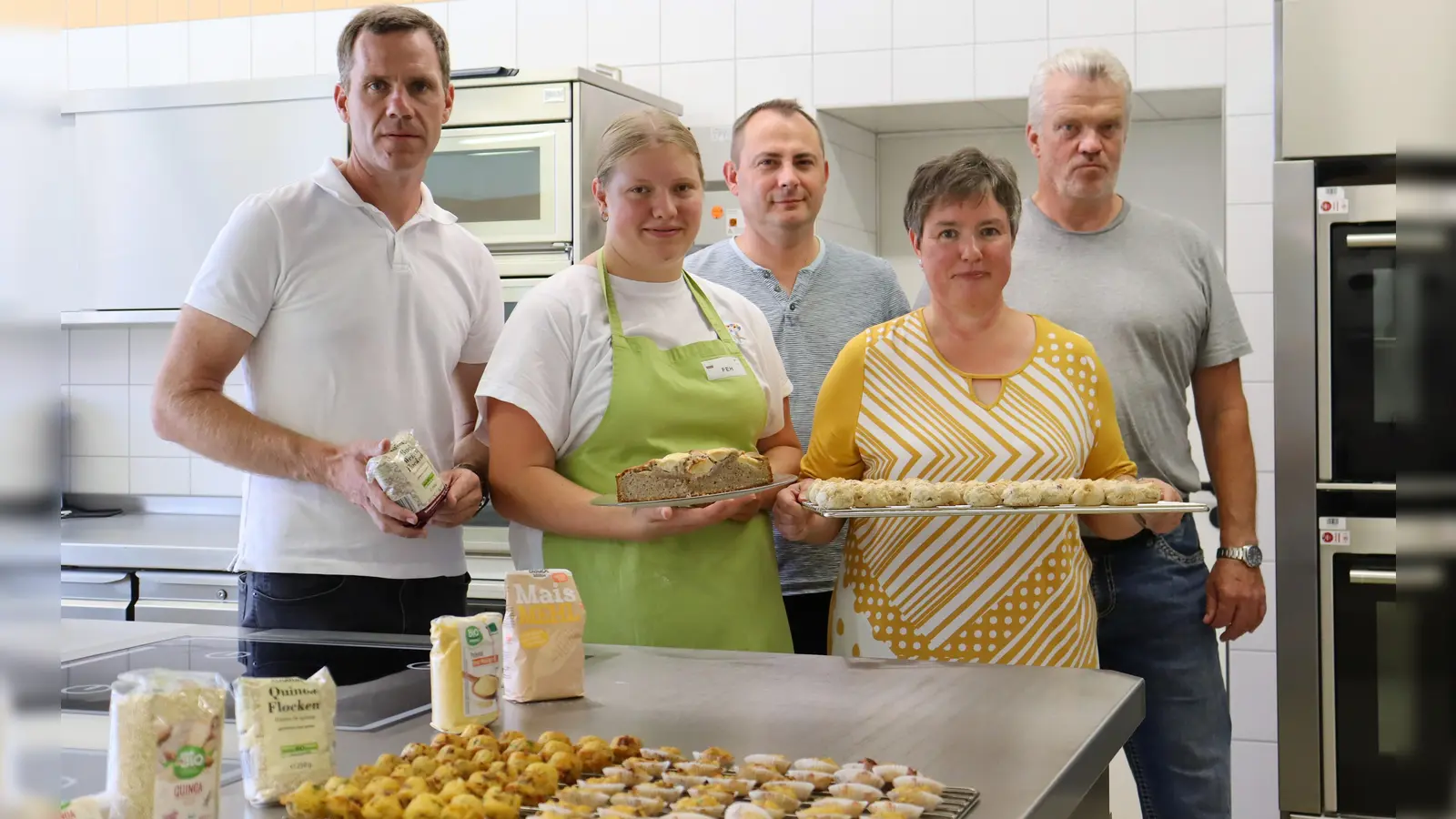 Viktor Gensch von den Lehranstalten (Mitte) und Michael Norys von der Hochschule Weihenstephan-Triesdorf (rechts) erforschen in einem gemeinsamen Projekt die Anbaumöglichkeiten von Quinoa und Buchweizen. Für einen Feldtag haben Auszubildende Maria Ferber (vorne links) und Ernährungsfachfrau Anke Bimmer (daneben) fleißig mit den Produkten gebacken. Direktor Markus Heinz freut sich über die übergreifende Zusammenarbeit. (Foto: Antonia Müller)