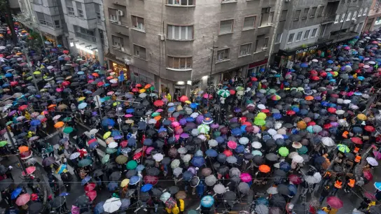 Menschen nehmen an einem von der Opposition angeführten Protest in Belgrad teil. (Foto: Marko Drobnjakovic/AP)