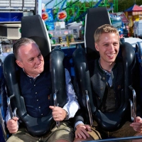 Die Vorfreude auf das Oktoberfest steigt: OB Dominik Krause (r) und Wiesn-Chef Christian Scharpf sitzen schon einmal Probe. (Foto: Sven Hoppe/dpa)