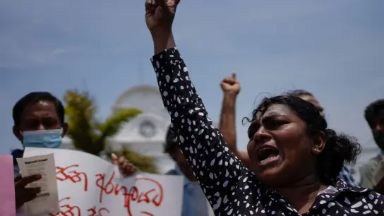 Lautstarker Protest in Colombo gegen die Regierung. (Foto: Eranga Jayawardena/AP/dpa)