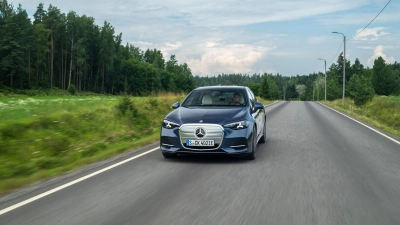 Glänzendes Gefährt: Die Front der neuen C-Klasse funkelt schon mal tüchtig - gibt's sonst noch Gründe zum Strahlen? (Foto: Mercedes-Benz AG/dpa-tmn)