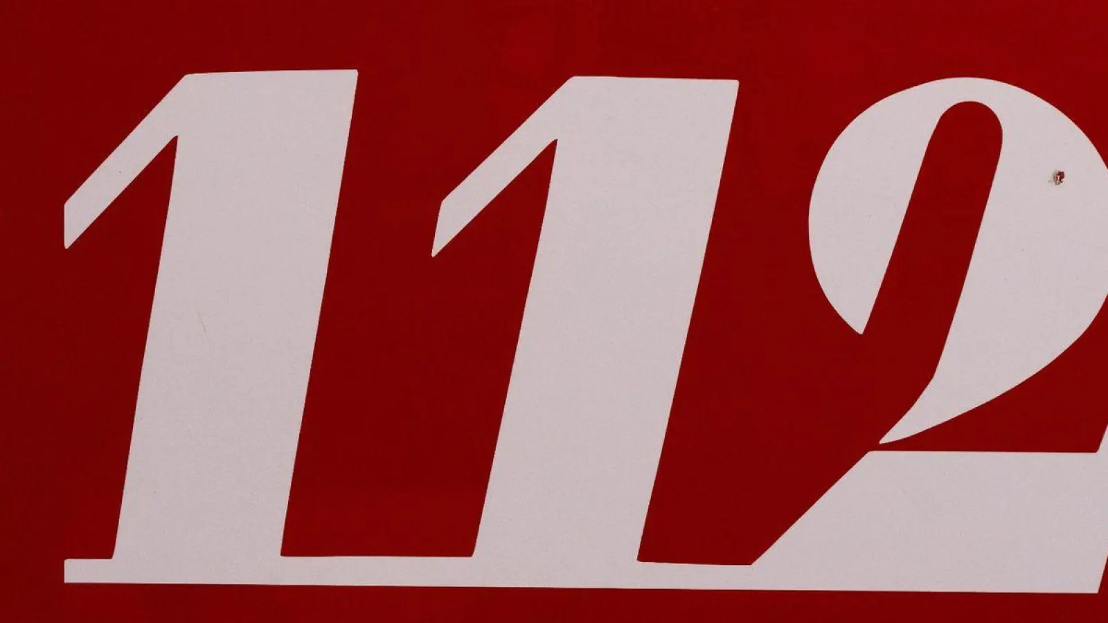 Der Notruf „112” ist auf einem Fahrzeug der Feuerwehr zu sehen. (Foto: Sven Hoppe/dpa/Symbolbild)