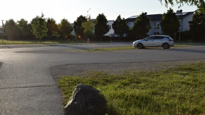 Zwischen Wohnbebauung und Alfred-Kolb-Sportzentrum soll die neue Neuendettelsauer Grund- und Mittelschule entstehen. (Foto: Florian Schwab)
