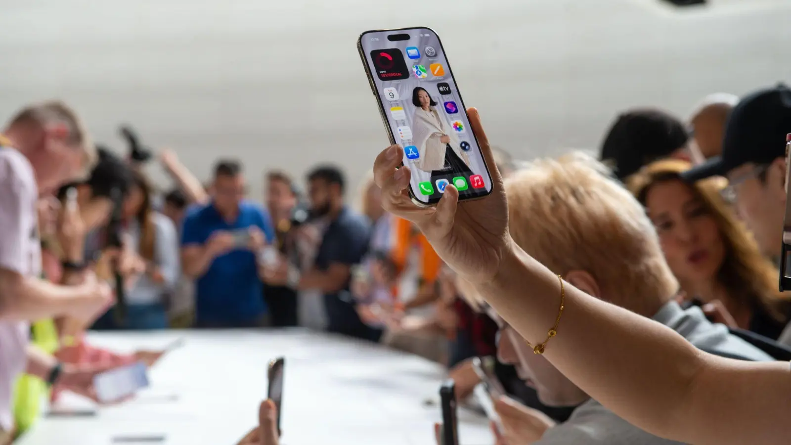 Das iPhone Air ist 5,6 Millimeter dick - und damit das bisher dünnste Apple-Handy. (Foto: Andrej Sokolow/dpa)