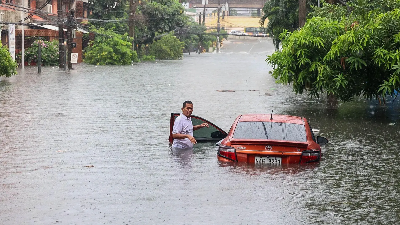 Ein Auto steht während eines starken Regens mit Überschwemmungen in Quezon City im tiefen Wasser. (Foto: Rouelle Umali/XinHua/dpa)
