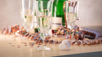 Prost! Sekt genießt man am besten sofort – denn die Flasche lässt sich nur schwer wieder verschließen, oder? (Foto: Christin Klose/dpa-tmn)