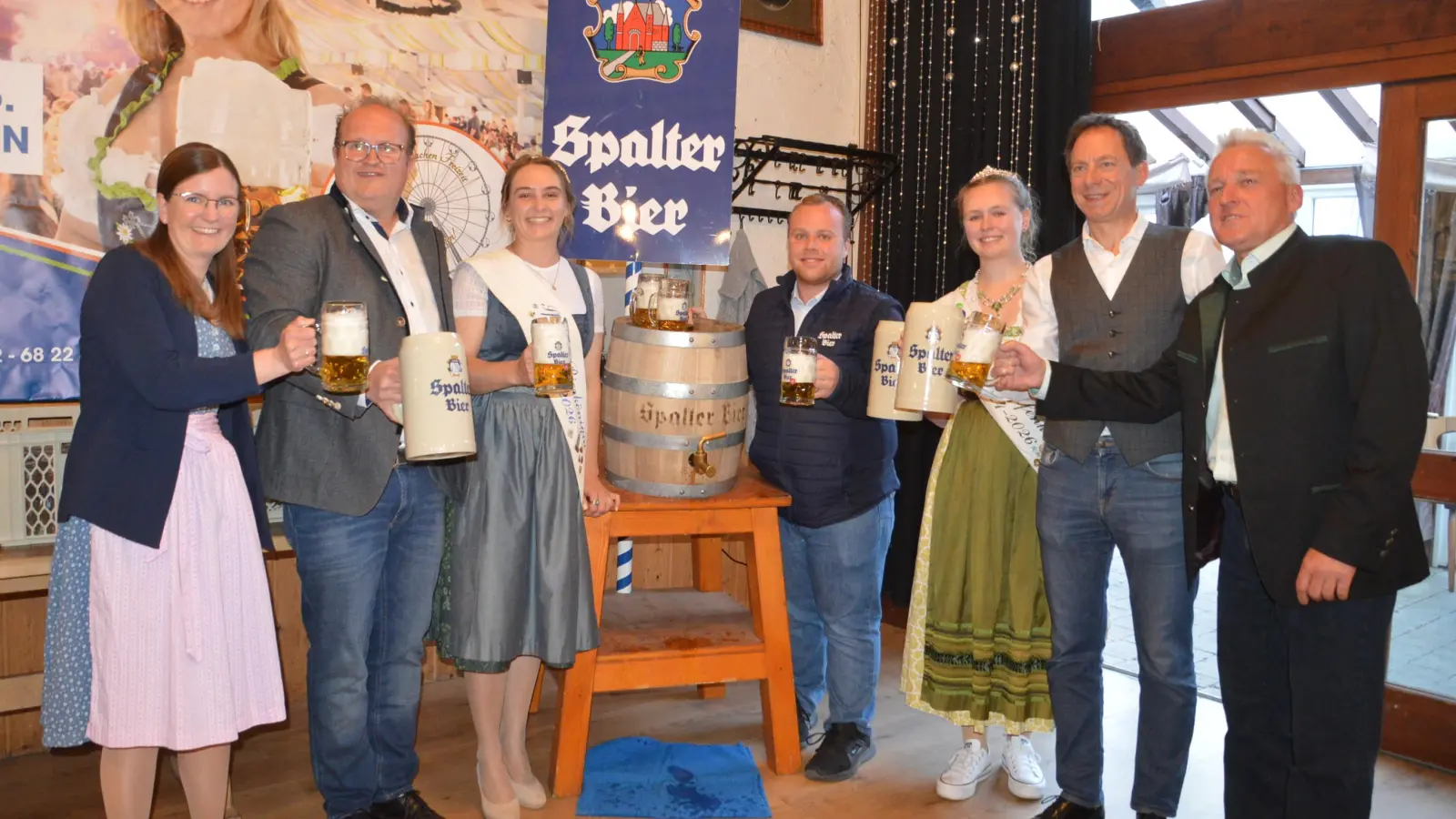 Auf ein fröhliches Heimat- und Volksfest freuen sich (v.li.) Eva-Maria Haas vom Stadtmarketing Wassertrüdingen, Festwirt Christian Papert, Bierkönigin Lea Schneck, Christoph Maurer von der Stadtbrauerei Spalt, Hopfenkönigin Nina Salbaum, Bürgermeister Stefan Ultsch und Festwirt Joachim Papert bei der offiziellen Bierprobe vor drei Wochen. (Foto: Peter Tippl)