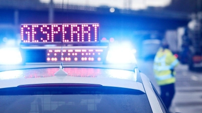 Auf einem Polizeifahrzeug leuchtet die Aufschrift „Gesperrt“. (Foto: David Young/dpa/Symbolbild)