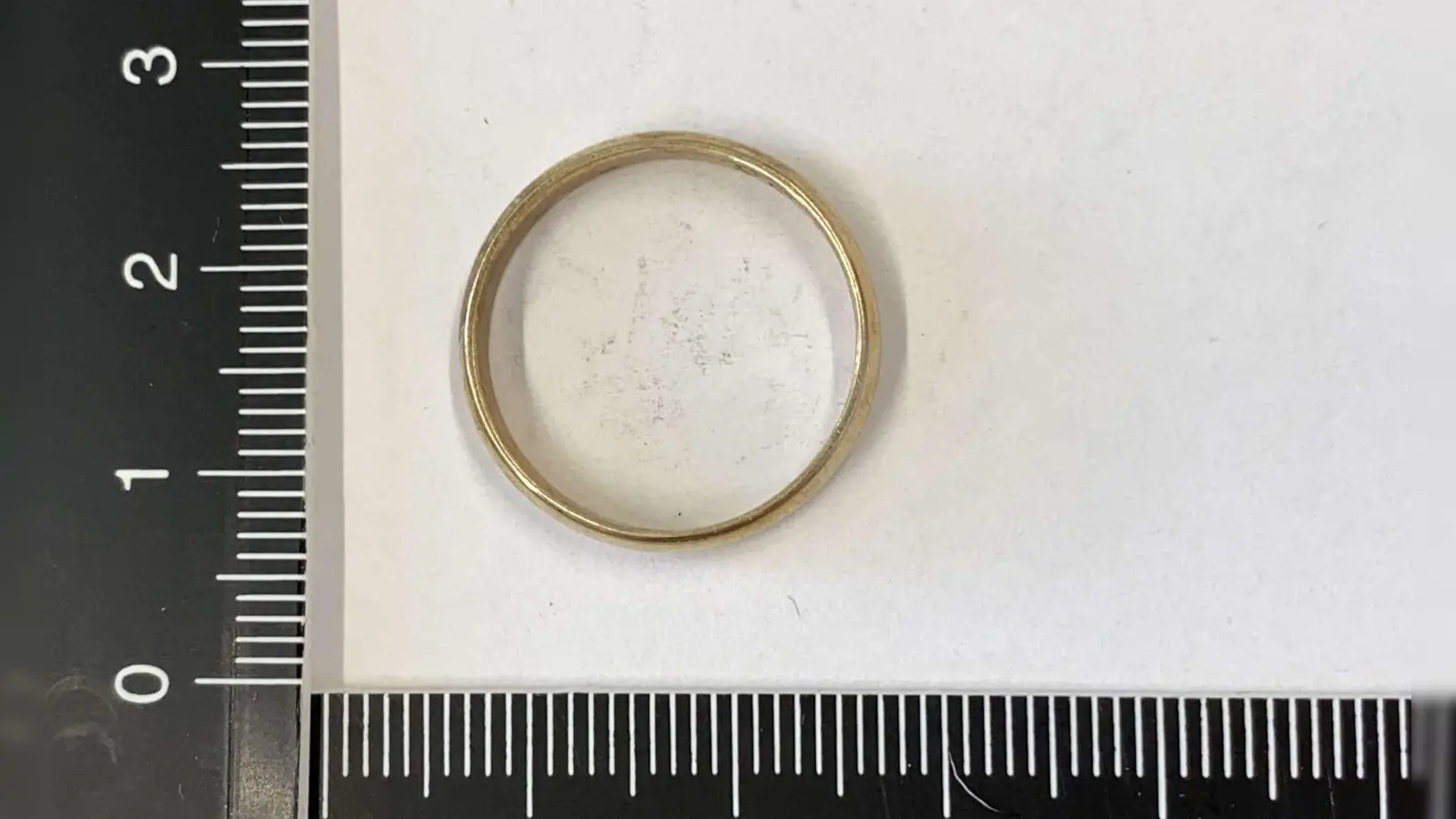 Anhand der eingravierten Hochzeitsdaten auf den Ringen sucht die Polizei nach den Besitzerinnen und Besitzern. (Foto: -/Polizei Unterfranken/dpa)