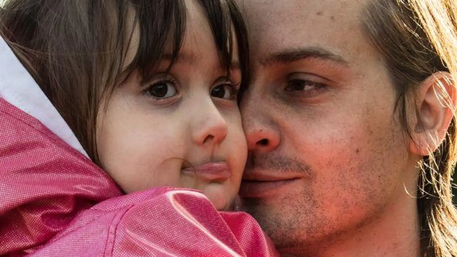 Sicherer Hafen - auch bei Wut und Tränen: Zeigen Kinder bei Papa oder Mama, wie sie sich fühlen, spricht das in der Regel für eine gute Bindung. (Foto: Christin Klose/dpa-tmn)