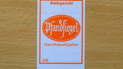 Gerichtsvollzieherinnen und -vollzieher sind eine der Berufsgruppen, die das neue mobile Alarmsystem testen sollen. (Symbolbild) (Foto: Klaus-Dietmar Gabbert/dpa)