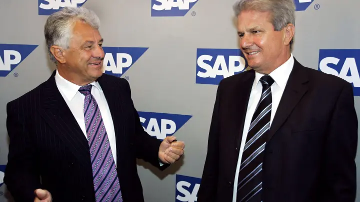 Waren vor einem halben Jahrhundert bei der SAP-Gründung dabei: Hasso Plattner (l) und Dietmar Hopp. (Foto: Ronald Wittek/dpa)