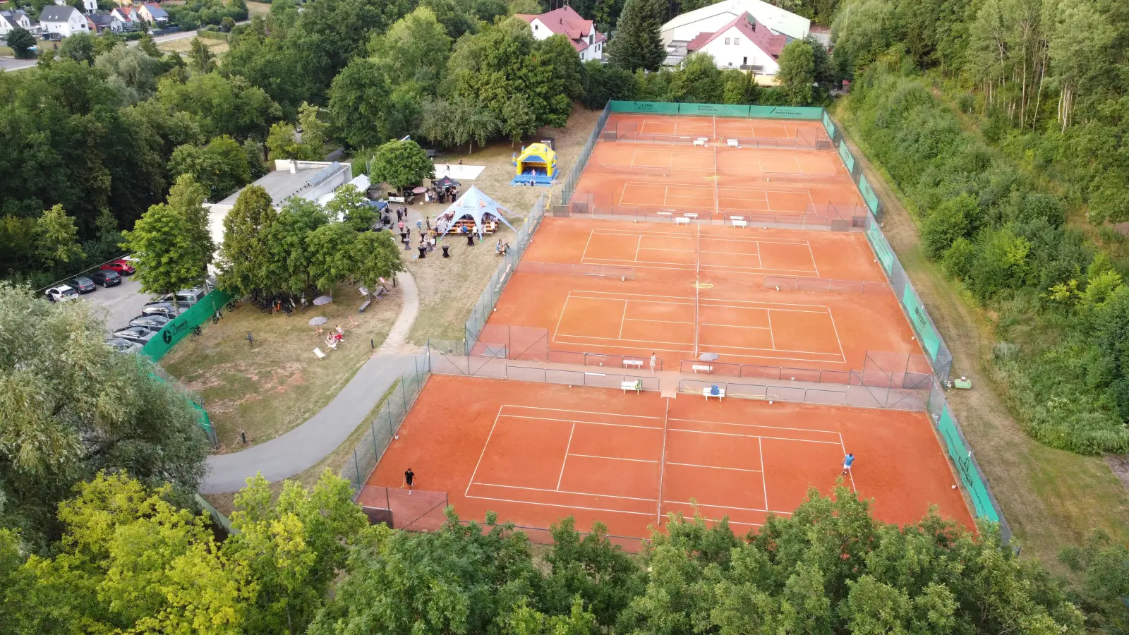 Im nächsten Jahr will der Tennisclub Dietenhofen (TCD) seine Anlagen sanieren und drei der sechs Tenniscourts in Ganzjahresplätze umwandeln. Finanziell unterstützt wird das Vorhaben unter anderem von der Marktgemeinde.<br> (Foto: Vincent Burgis)